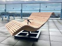 Holzliegen mit Stahlfuß