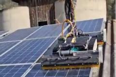 Solaranlagenreinigung mit Roboter